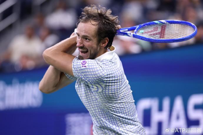 前赛会冠军梅德韦杰夫2-3不敌邦齐，惨遭美网一轮游